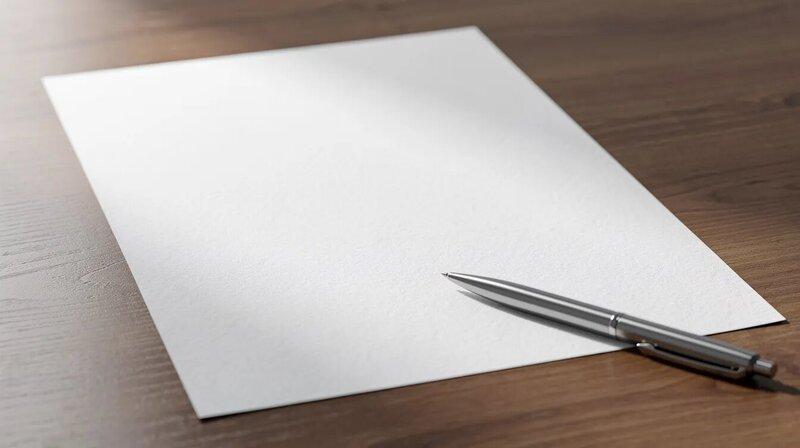 Une feuille de papier avec un document soigneusement rédigé, posée sur un bureau en bois, à côté d'un stylo. Ce cadre évoque le processus de rédaction d'une lettre de motivation efficace pour une candidature à un emploi ou un stage.