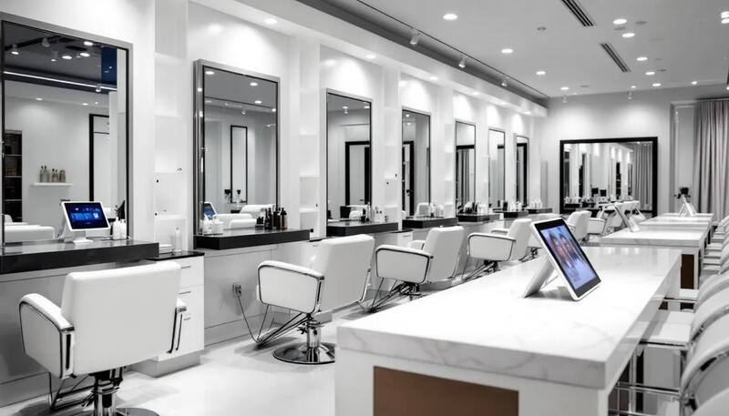 Dans l'image, on voit l'intérieur d'un salon de coiffure moderne, équipé de chaises de coiffure élégantes et d'outils professionnels. L'ambiance est accueillante, idéale pour les clients cherchant des services de beauté et de coiffure.