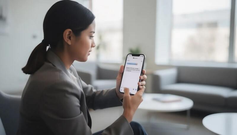 Une candidate utilise son téléphone pour envoyer un e-mail de candidature, incluant son CV au format PDF et une lettre de motivation. L'image montre son intérêt pour un poste au sein d'une entreprise, illustrant le processus d'envoi de son CV par mail.